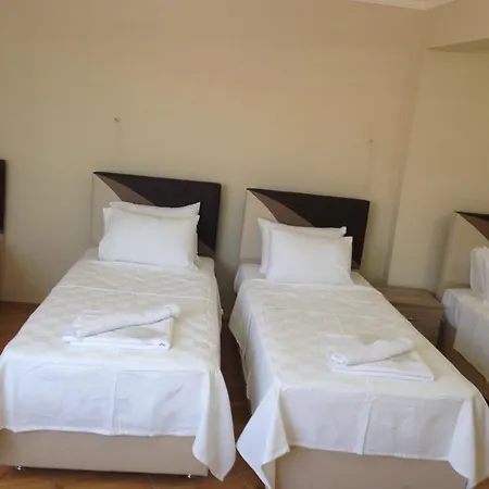 Hotel Goeruer 3*